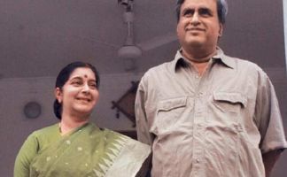 
पति के साथ सुषमा स्वराज


पूर्व विदेश मंत्री सुषमा स्वराज के पति का नाम स्वराज कौशल है। स्वराज कौशल नामी वकील हैं और वह सुप्रीम कोर्ट में भी प्रैक्टिस कर चुके हैं। उनकी एक बेटी है, जिसका नाम बांसुरी स्वराज है।