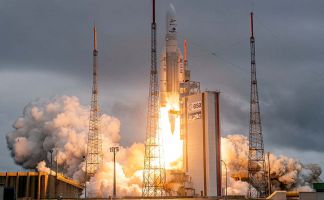 NASA ने JWST को एरियन-5 ईसीए (Ariane 5 ECA) रॉकेट से लॉन्च किया. लॉन्चिंग फ्रेंच गुएना स्थित कोरोऊ लॉन्च स्टेशन से की गई. जेम्स वेब स्पेस टेलिस्कोप रॉकेट के ऊपरी हिस्से में लगा हुआ है. भारतीय समयानुसार लॉन्चिंग 25 दिसंबर 2021 की शाम 5.50 बजे के आसपास की गई.